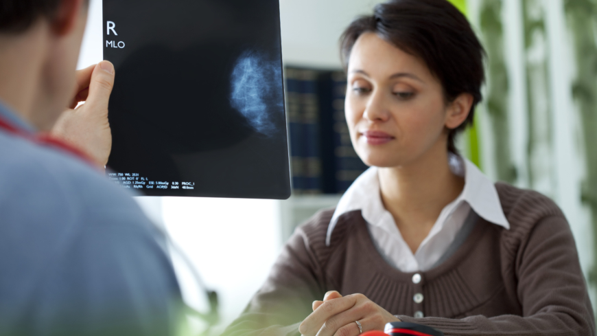 Landstinget skär ner på antalet mammografitillfällen i Stockholms län. Tidigare kallades kvinnor var 18:e månad, nu blir det var 24:e månad. Foto: Shutterstock